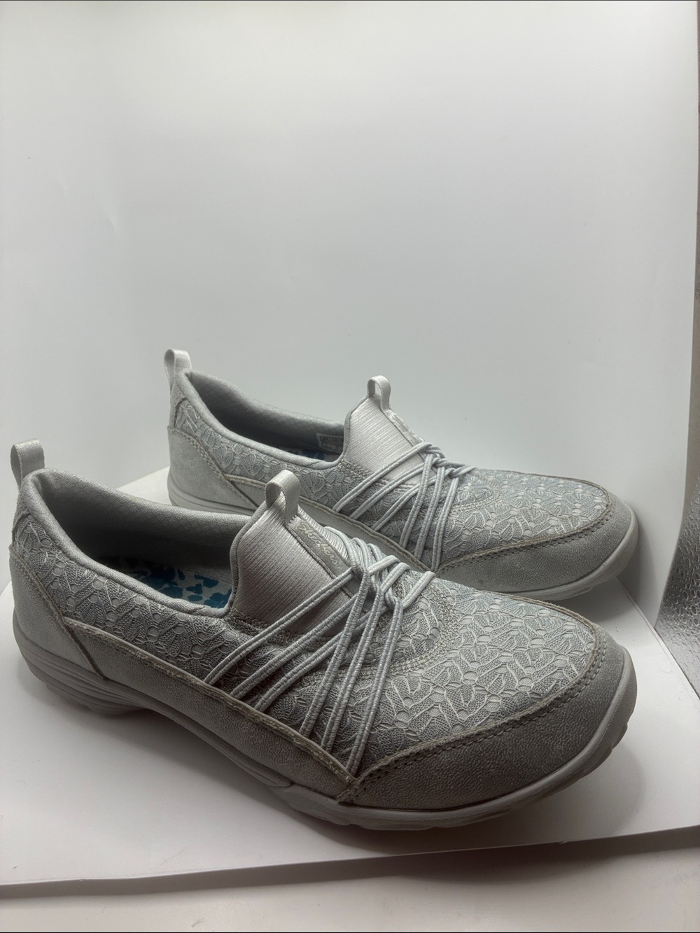 SKECHERS SLIDE ON WOMANS LACE DESIGN SNEAKER/  CLASSIC FIT/ MEMORY FOAM 6.5